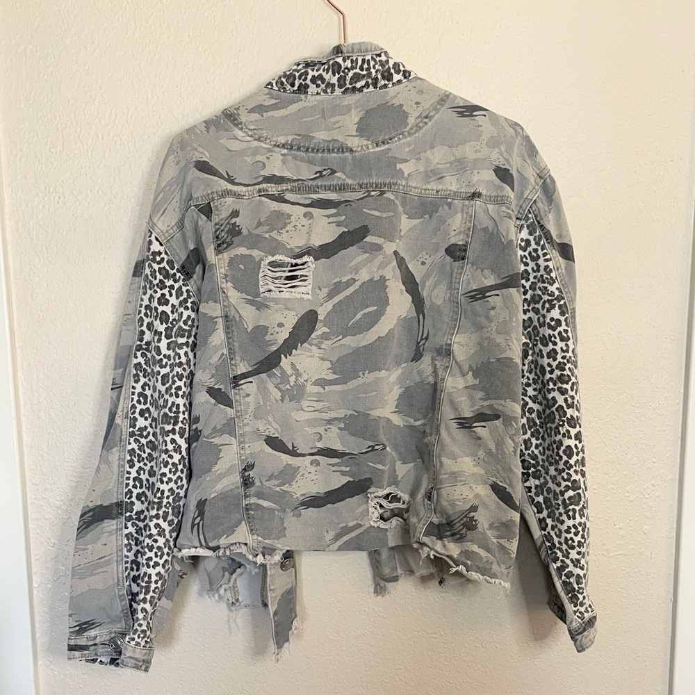 POL Distressed Camo Leopard Patchwork Denim Jacke… - image 8